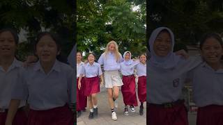 Download lagu Danced with Indonesian school girls!😍🇮🇩 #slay #dance #viral #travel #shorts #kids mp3