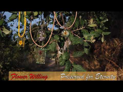 Flower willing necklaces on Cork Oak leaves: The raw material.