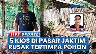 Cuaca Ekstrem di Cipayung, Pohon Besar Tumbang dan Hancurkan Lima Kios Pedagang Ayam Potong