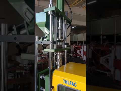 Hydraulic plastic injection moulding machine