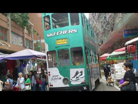 [Hong Kong] Um bonde movendo-se no meio da multidão na rua Chunkei em Bei Point