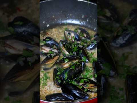 Mussels in White Wine Lemon Butter Sauce