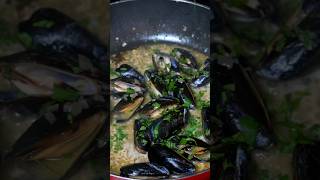 Download lagu Mussels in White Wine Lemon Butter Sauce mp3