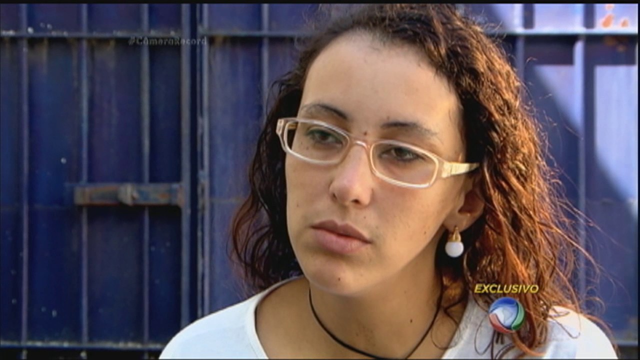 Condenada pela morte do pai, detenta se emociona ao ver mensagens da família