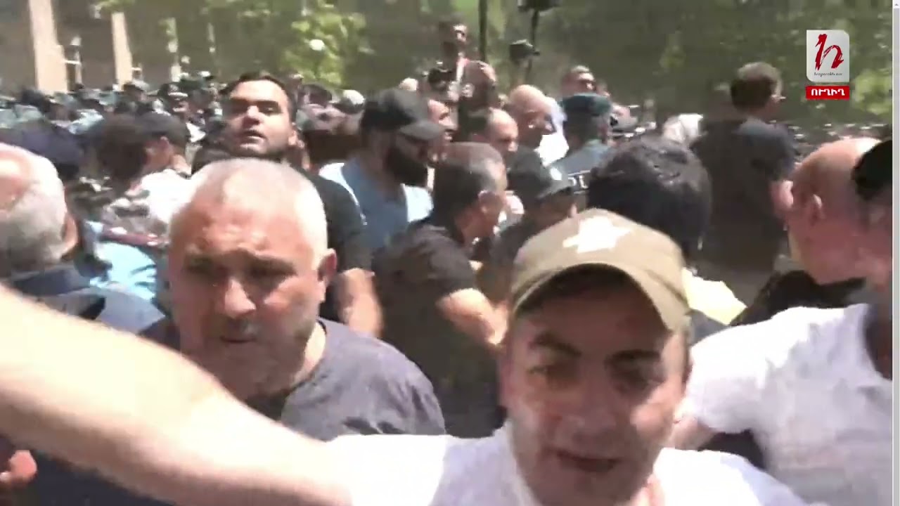 Կրկին բախումներ կառավարության 3-րդ մասնաշենքի դիմաց. ոստիկանությունը բիրտ ուժ է կիրառում