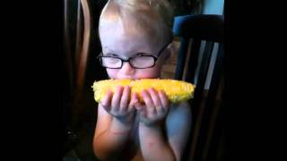 preview picture of video 'Little boy eats corn on the cob'