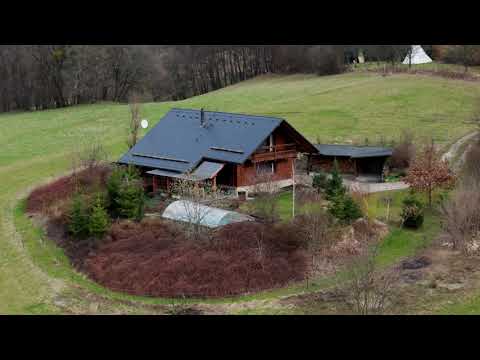 Video prohlídka luxusní dřevěné roubenky na krásném místě.