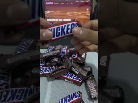 Snickers minis 😍🍫 #chocolate #food #satisfying #asmr #snickers #tiktok #unboxing #tiktok #kinder