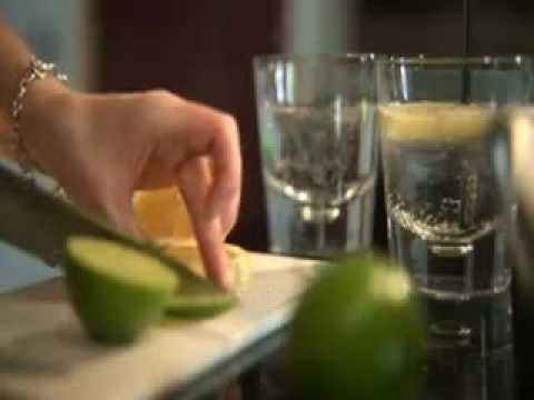 Un Poco De Alcohol video