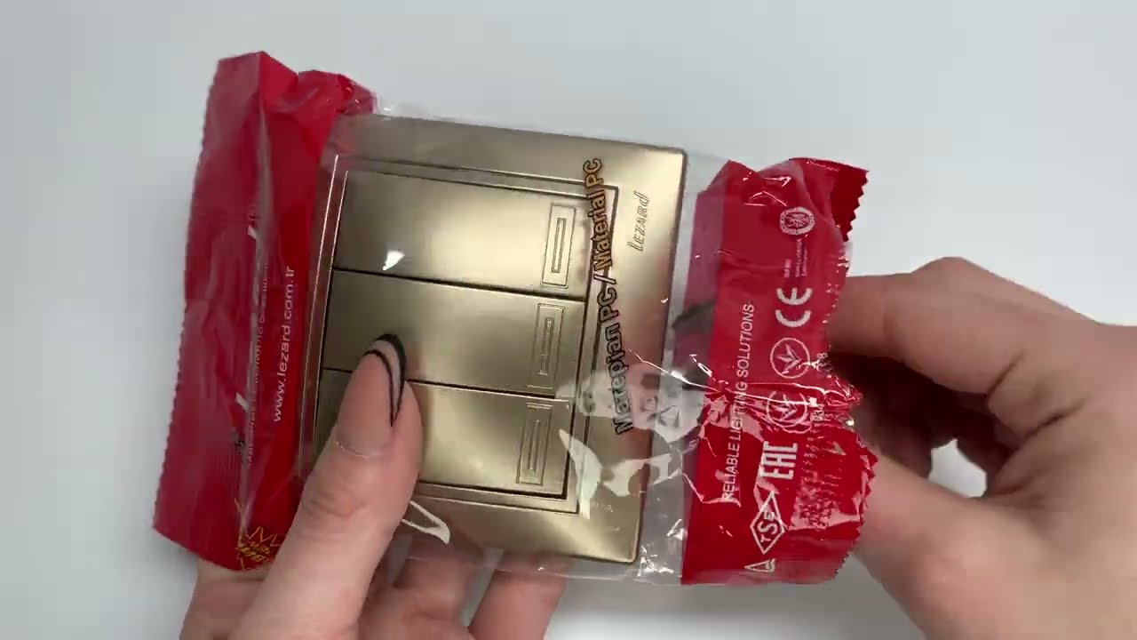 Выключатель трехклавишный MIRA светло-коричневый перламутр со вставками. 701-3131-109