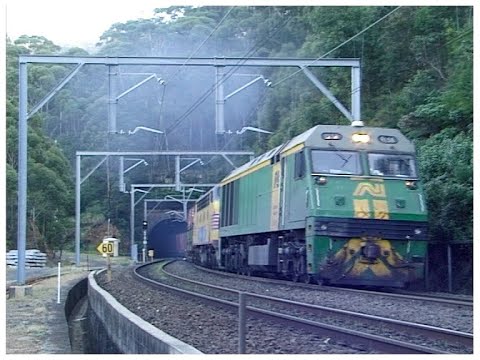 Australian diesel locomotives EL58 & streamliner B80 - Illawarra - June 2001