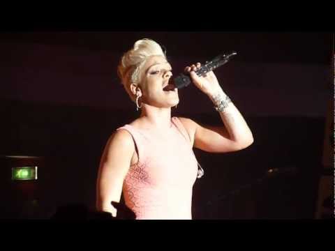 Videoclip de F**kin' Perfect (Live) — P!nk