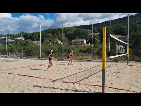 Emilie Olimstad og Sunniva Helland-Hansen trener i Åmli