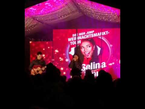 Auftritt Selina Mour Singt Live auf dem Weihnachtsmarkt