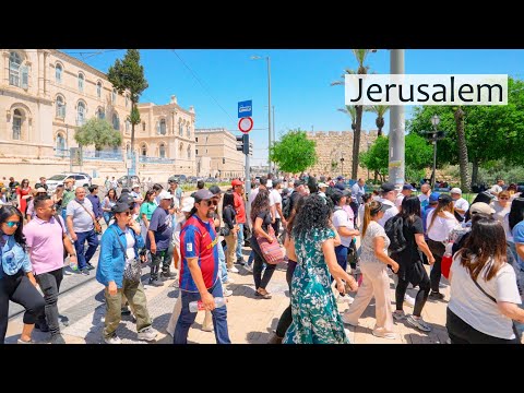 Una moltitudine di pellegrini nella senza tempo e bellissima Città Vecchia di Gerusalemme!