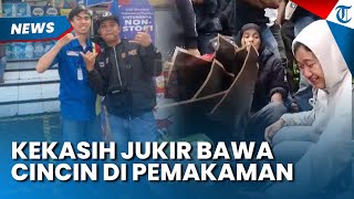 TANGIS PECAH Kekasih Jukir Bawa Cincin di Pemakaman Korban Pengeroyokan, Tagih Janji akan Tunangan