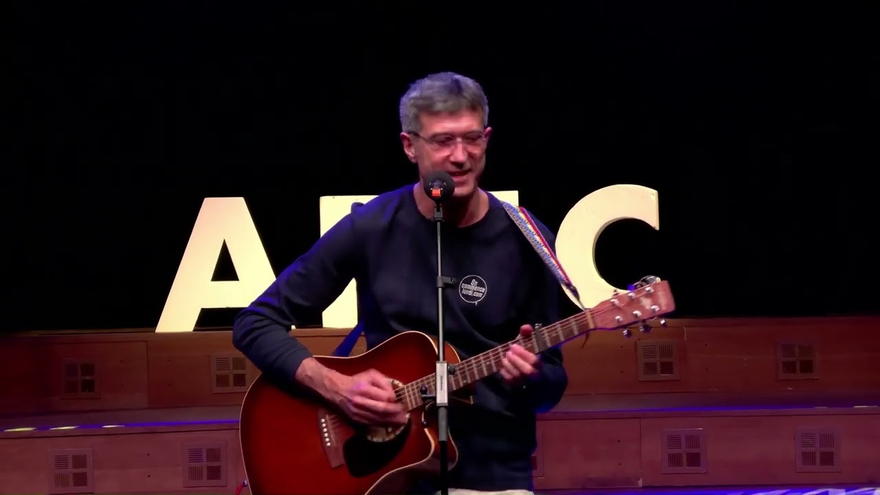 On commence lundi fait son show pour l'Apec au studio 104 de Radio France