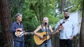 Laurie Lewis, Tom Rozum and Brandon Godman perform Mama's Gonna Stay