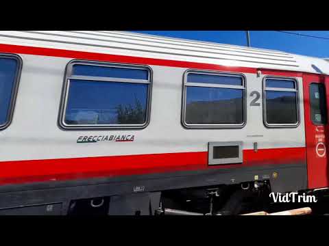 Treno frecciabianca al passaggio a livello di Albenga