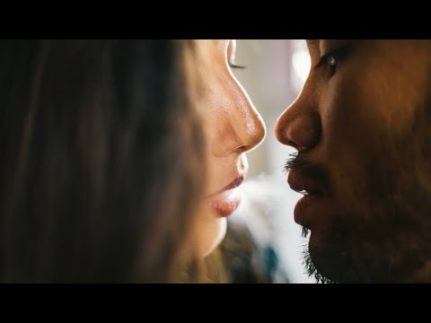 How To Initiate The First Kiss With A Girl