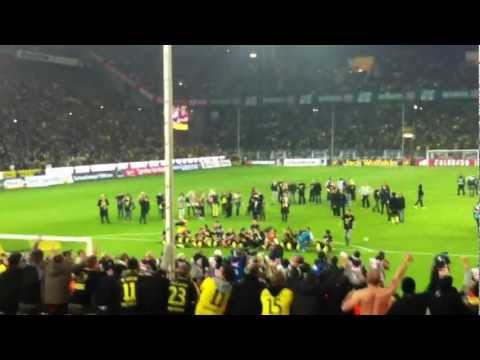Deutscher Meister BvB 2012 - Die Mannschaft feiert vor der Südtriüne ! Westfalenstadion 21.04.2012