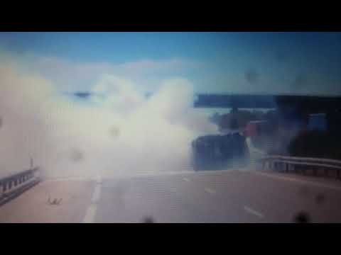 Furgoneta volcada y ardiendo en la A-62 en Parada de Rubiales (Salamanca)