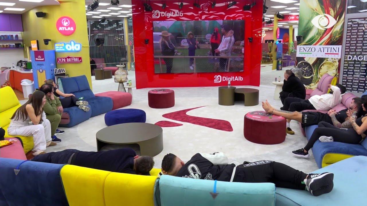 Banorët e shtëpisë shohin Eglën duke bërtitur, Julianin dhe Albin e zë gjumi