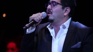 Video thumbnail of "Cuando me besas-Carlos Macias-En vivo"