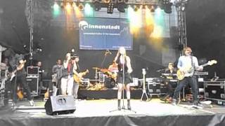 Jeanette Biedermann mit Ewig singen ''Überall'' beim Europafest in Magdeburg
