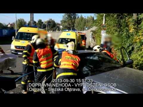 Nehoda v Ostravě, hasiči vyprošťovali zraněnou osobu, 30.9.2013