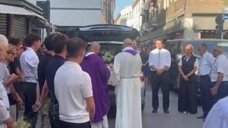 Il funerale di Tommaso Ugolini: folla e chiesa gremita a Rimini per l'addio al 19enne