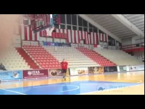 Sorokas, schiacciata con palla tra le gambe