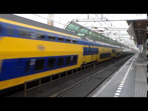 VIRM 6 komt door station Houten