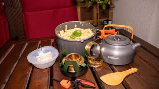 Carbonara im Overmont Camping Kochgeschirr Set Outdoor zubereitet mit Spirituskocher Campingkocher