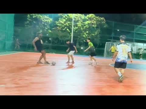 1 pro footballer vs 10 year old kids 