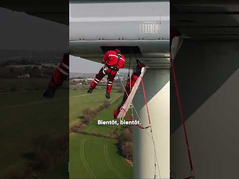 Sandrine fait une descente en rappel de plus de 100 mètres dans une civière 😱