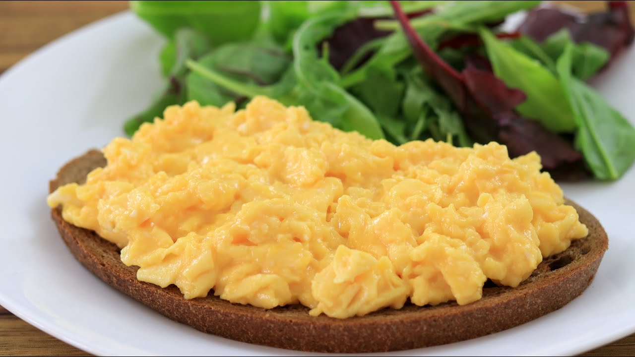 How to Make Scrambled Eggs - The Cooking Foodie