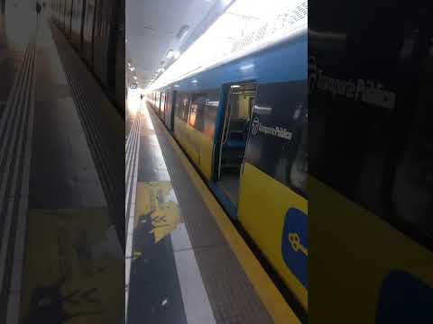 Abordando el tren a Moreno, estacion Once por la mañana, Buenos Aires Argentina