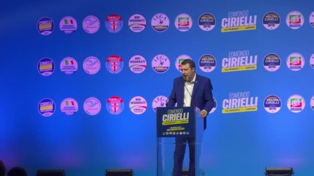 -Migranti, Salvini a Napoli: "Se non ti piace il calcio e San Gennaro torna a casa tua"