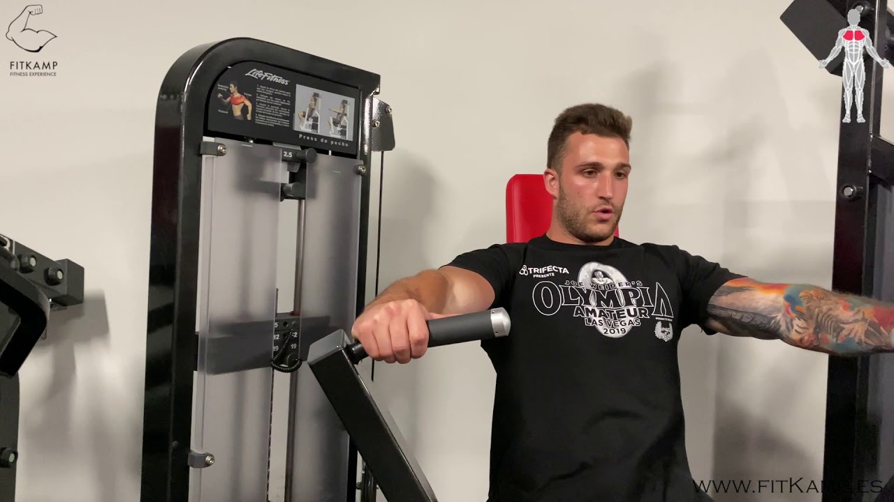 Cómo realizar el ejercicio Press plano en máquina guiada.