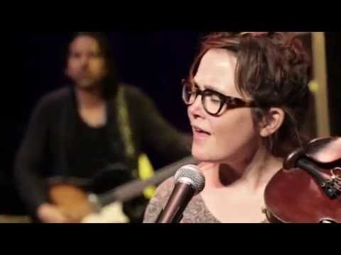 eTown Finale with Sara Watkins & Penny & Sparrow - I Fall To Pieces (eTown webisode #1043)