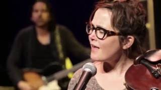 eTown Finale with Sara Watkins & Penny & Sparrow - I Fall To Pieces (eTown webisode #1043)