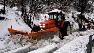 preview picture of video 'Super Neve tra Marche e Abruzzo,disastro metereologico su Ascoli e Teramo. Spazzaneve'