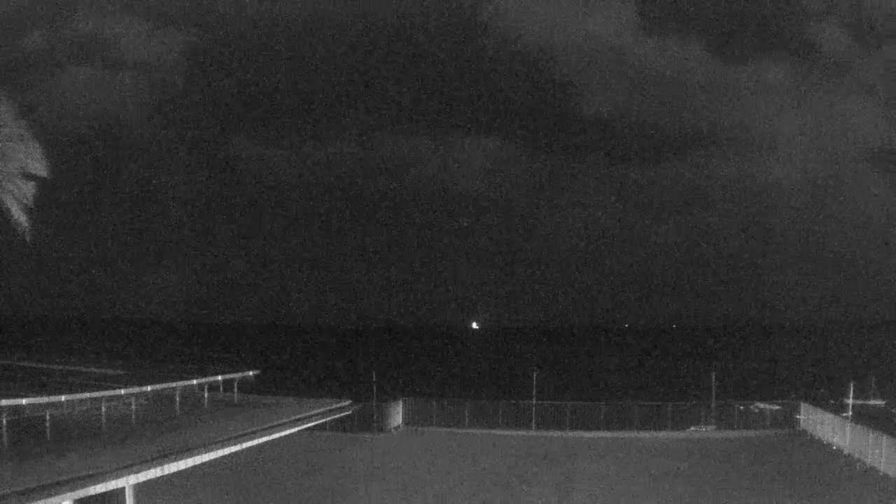 Live webcam view of Kaimana Beach Surf Cam
