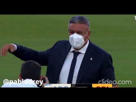 Chiqui Tapia se saca fotos abrazando al aire para agregar personas después #wtf