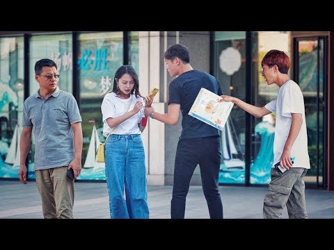 女孩遭陌生人惡意搭訕騷擾，引來路人小伙怒吼：離她三米遠！