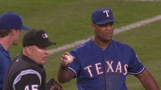 TEX@SEA: Beltre tries to sell the foul ball on single