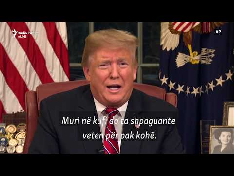 Trump flet për "krizë humanitare" në kufi me Meksikën
