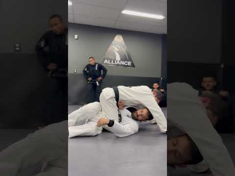 Sofrendo pra sair da montada? Use essa técnica pra repor sua guarda. #bjj #jiujitsulife #motivação