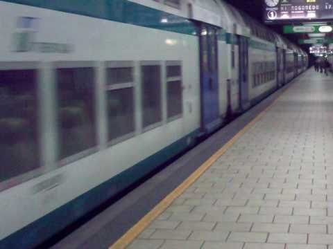 E 464 CON VETTURE A DUE PIANI ALLA STAZIONE DI MILANO PORTA GARIBALDI PASSANTE